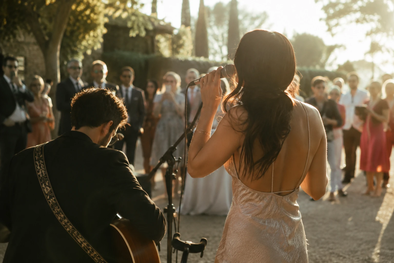 Lire la suite à propos de l’article Musique live mariage : pourquoi choisir une prestation live plutôt qu&rsquo;une playlist ou un DJ