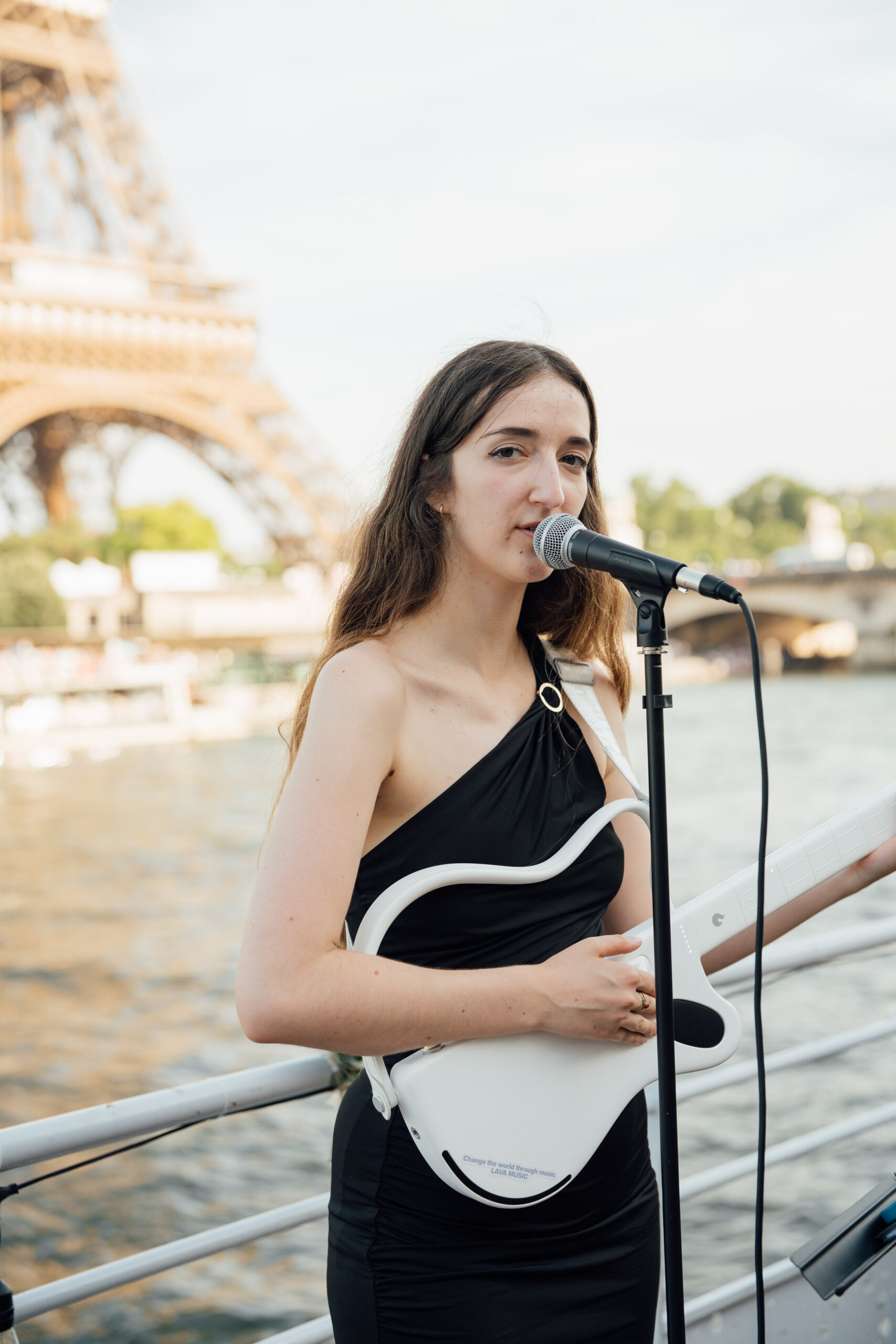 Chanteuse en prestation live pendant une cérémonie de mariage